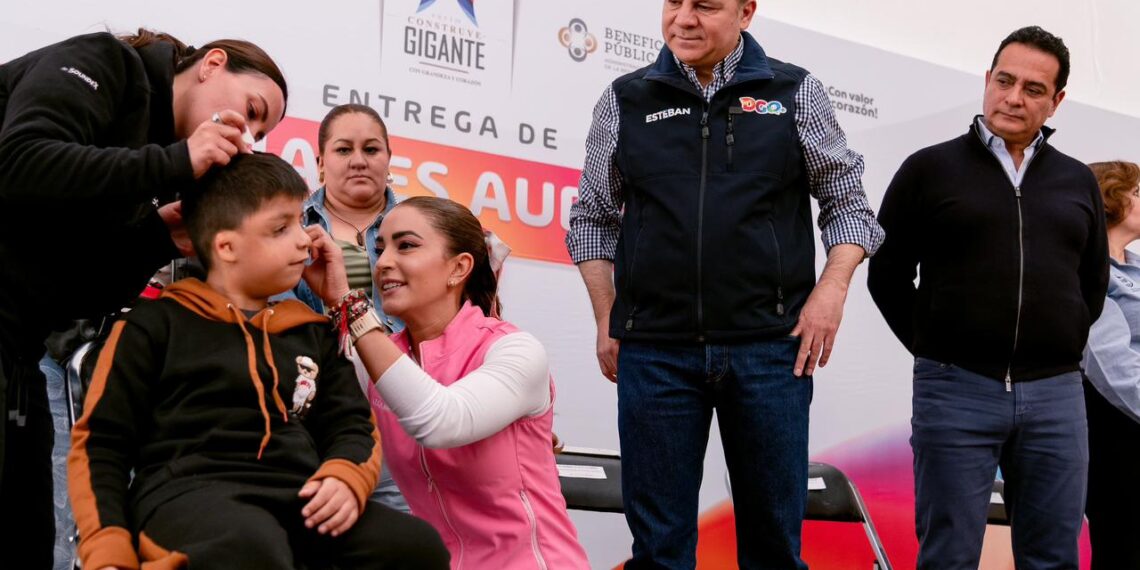 Con aparatos auditivos, Marisol y Esteban ayudan a familias duranguenses a volver a escuchar y mejorar su vida