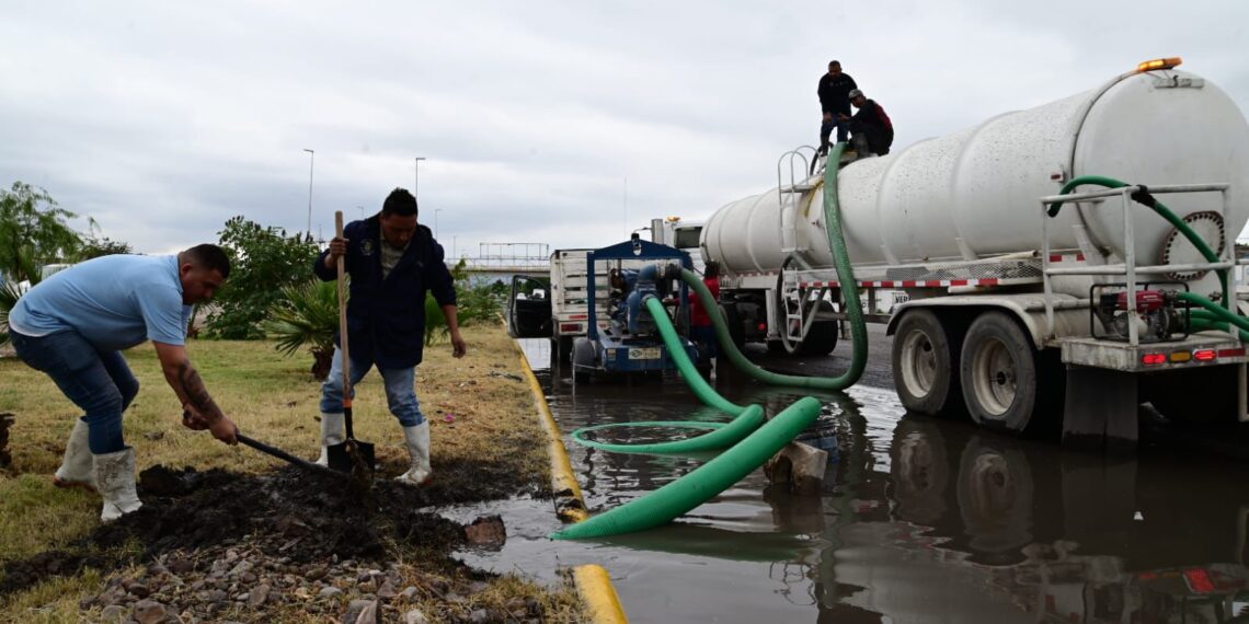 Granizada y torrente lluvia colapsan vialidades en Gómez Palacio; activan operativo emergente