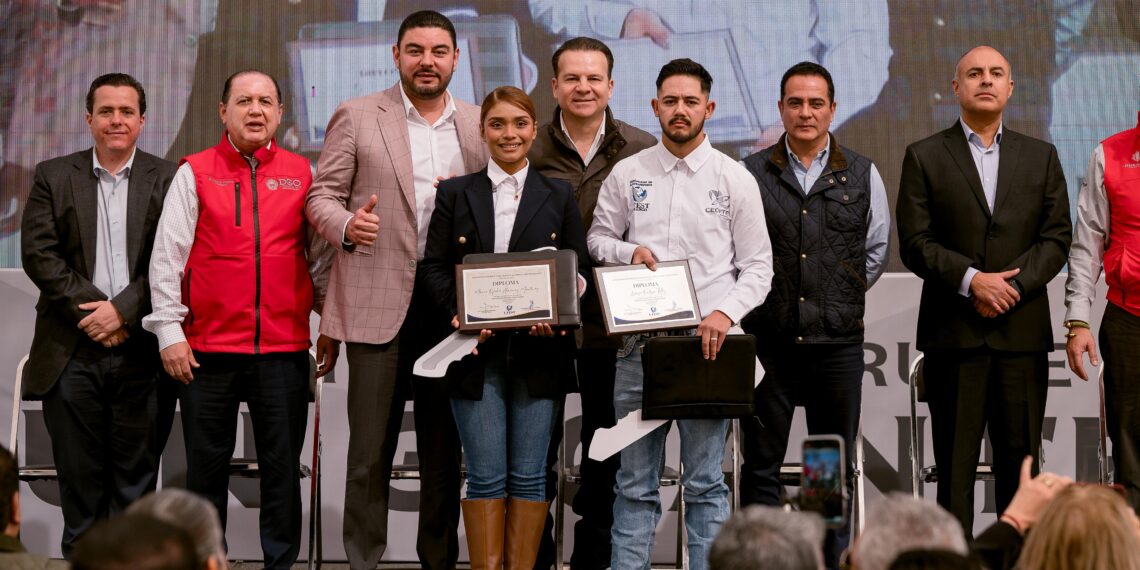 Gobernador Esteban destaca caso de éxito: Ofelia Almaraz, egresada del CECyTE con potencial de generar hasta 50 mil pesos mensuales con su tractocamión