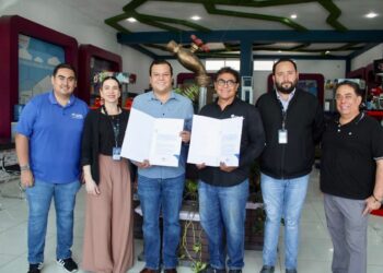 Apoya Toño Ochoa la economía del hogar trabajando en equipo