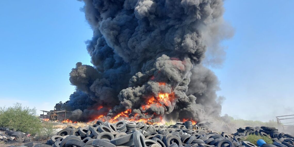 Humo por incendio de llantas alerta a Gómez Palacio; autoridades lo mantienen bajo control