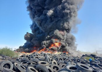 Humo por incendio de llantas alerta a Gómez Palacio; autoridades lo mantienen bajo control