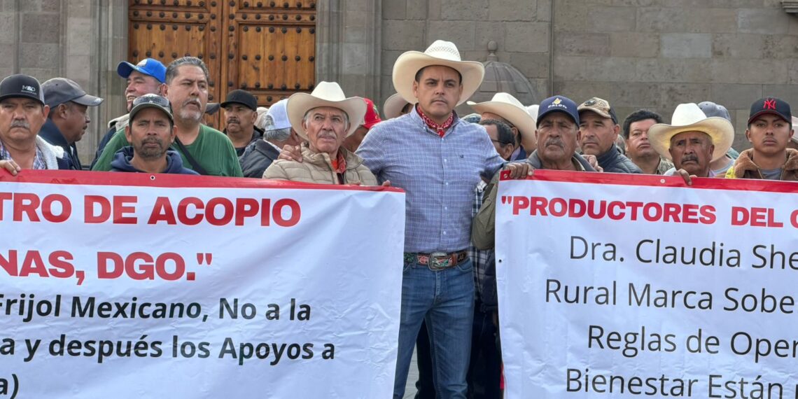 Toño Morales encabeza manifestación en Palacio Nacional en apoyo a campesinos de Durango