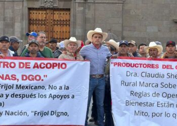 Toño Morales encabeza manifestación en Palacio Nacional en apoyo a campesinos de Durango