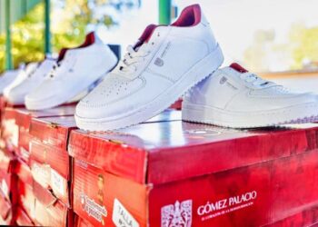 Entrega de tenis gratuitos a casi 600 estudiantes de secundaria en Gómez Palacio