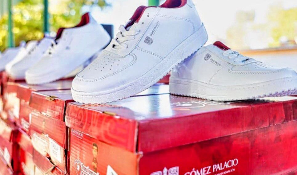 Entrega de tenis gratuitos a casi 600 estudiantes de secundaria en Gómez Palacio