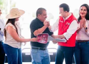 Esteban y Susy cumplen a Lerdo con la entrega de las nuevas calles Guadalupe Victoria y Durango, además de obras de agua, drenaje y ambulancia