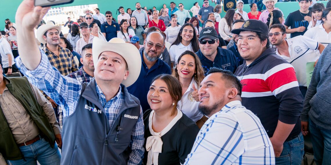 Familias de Santa María del Oro reconocen avances y beneficios en su municipio con obras de agua potable, carretera y apoyos a vivienda