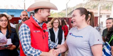 Familias de Topia agradecen apoyos y atención directa del gobernador Esteban durante su visita a Las Quebradas