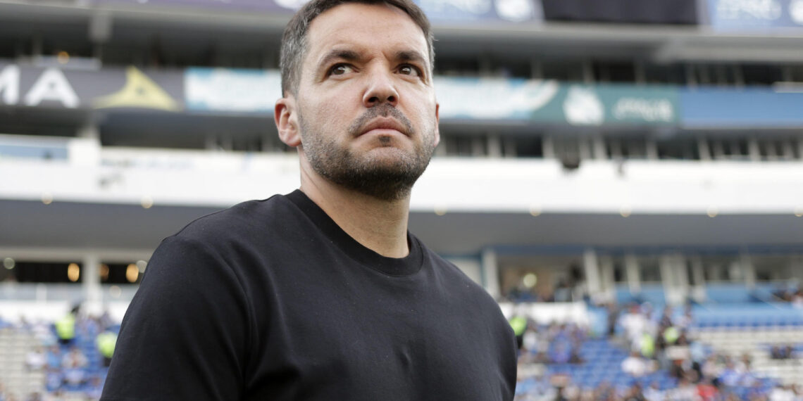 Larcamón rompe el silencio tras su salida de Cruz Azul… y no se guarda nada.