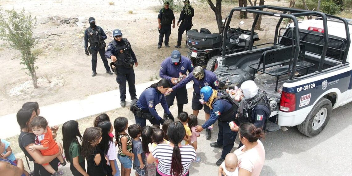Policías cambian patrullas por sonrisas: celebran a niñas y niños en colonias y ejidos de Gómez Palacio