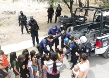 Policías cambian patrullas por sonrisas: celebran a niñas y niños en colonias y ejidos de Gómez Palacio