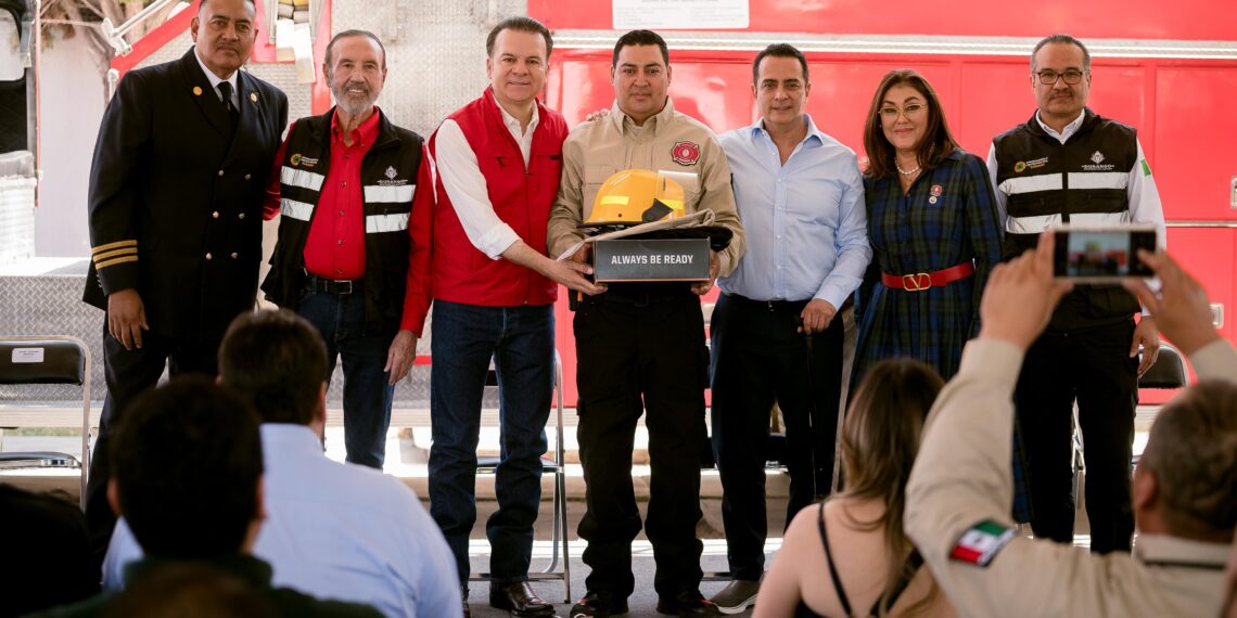 Entregan Patronato, Esteban y Toño nuevo camión y equipamiento a Bomberos de Durango