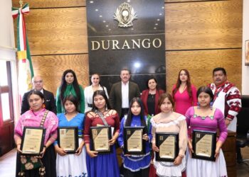 Reconoce Congreso a jóvenes  traductoras de Mezquital