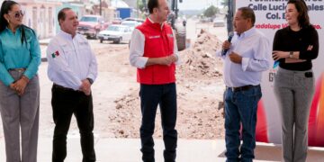 Esteban Villegas y Carmelo Fernández inician pavimentación de la calle Lucio Rosales, que funcionará como periférico interno de Guadalupe Victoria