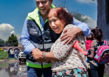 Toño Ochoa acerca atención y estudios gratuitos en la Clínica de Atención a la Mujer