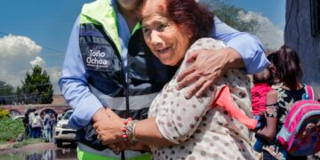 Toño Ochoa acerca atención y estudios gratuitos en la Clínica de Atención a la Mujer