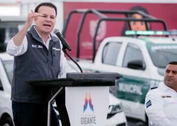 Entregan Esteban y Betzabé nuevas patrullas, vehículos y equipamiento para reforzar la seguridad y servicios públicos en Gómez Palacio