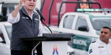 Entregan Esteban y Betzabé nuevas patrullas, vehículos y equipamiento para reforzar la seguridad y servicios públicos en Gómez Palacio