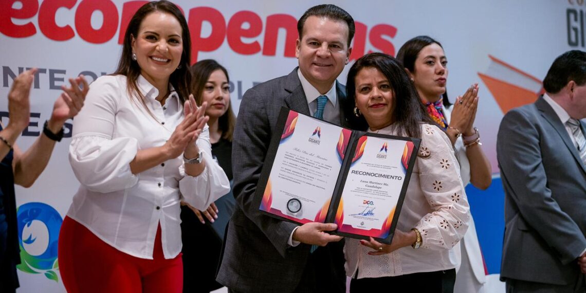 Con admiración, respeto y gratitud, Gobernador Esteban reconoce a maestras y maestros de La Laguna por dedicar su vida a formar generaciones