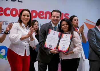 Con admiración, respeto y gratitud, Gobernador Esteban reconoce a maestras y maestros de La Laguna por dedicar su vida a formar generaciones