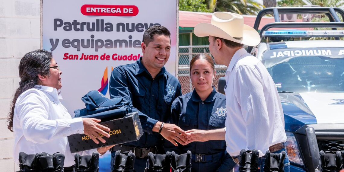 En recta final de la gira por los 39 municipios, Gobernador Esteban entrega semillas, tinacos, patrulla y pavimentación, además de fortalecer redes de agua en San Juan de Guadalupe