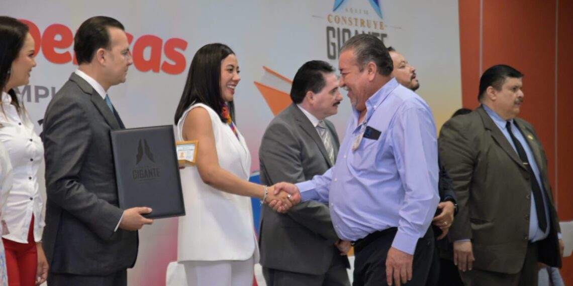 Betzabé Martínez reconoce a los maestros como pilares en la formación de generaciones
