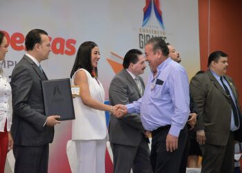 Betzabé Martínez reconoce a los maestros como pilares en la formación de generaciones