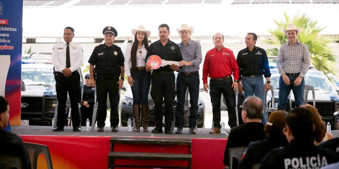 En equipo, gobernador Esteban Villegas y alcaldesa Karen Pérez inician rehabilitación del camino a La Estancia y entregan patrullas en Santiago Papasquiaro