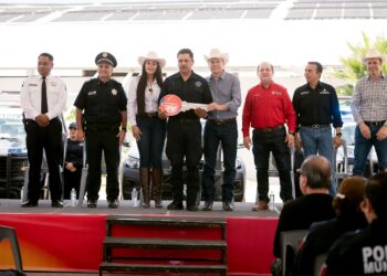 En equipo, gobernador Esteban Villegas y alcaldesa Karen Pérez inician rehabilitación del camino a La Estancia y entregan patrullas en Santiago Papasquiaro