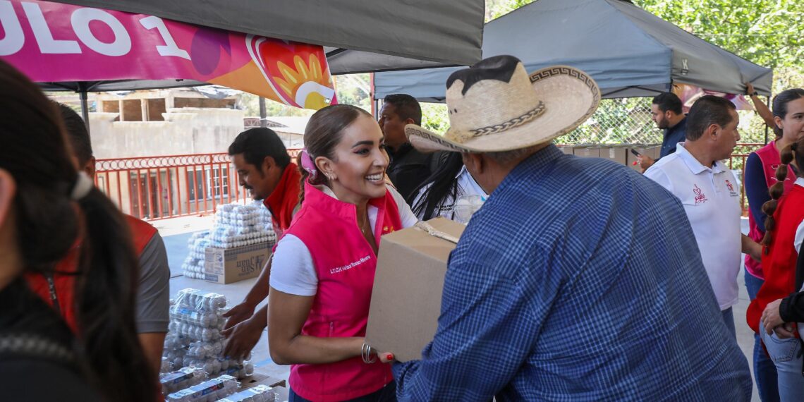 Lleva Marisol Rosso paquetes alimentarios a las familias de Topia: garantiza atención y servicios gratuitos para las regiones más alejadas de Durango