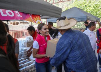 Lleva Marisol Rosso paquetes alimentarios a las familias de Topia: garantiza atención y servicios gratuitos para las regiones más alejadas de Durango
