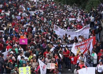 CNTE vuelve a las calles y amenaza con paralizar Reforma