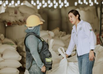 Visita Betzabé Martínez marmoleras y dialoga de manera personal con representantes de la industria