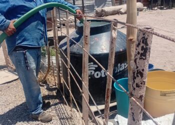 300 mil litros de agua se han entregado con pipas en comunidades rurales de Gómez Palacio durante este fin de semana