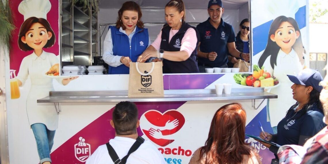 Llevan con “Apapacho Express” alimento y atención a adultos mayores hasta donde más se necesita