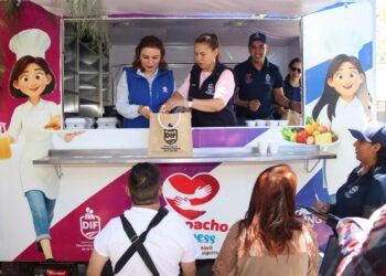 Llevan con “Apapacho Express” alimento y atención a adultos mayores hasta donde más se necesita