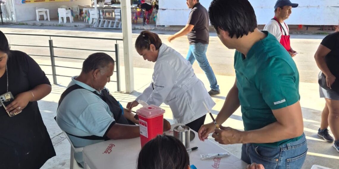 Personas que manejan alimentos en la Expo Feria Gómez Palacio 2026 se someten a exámenes de laboratorio