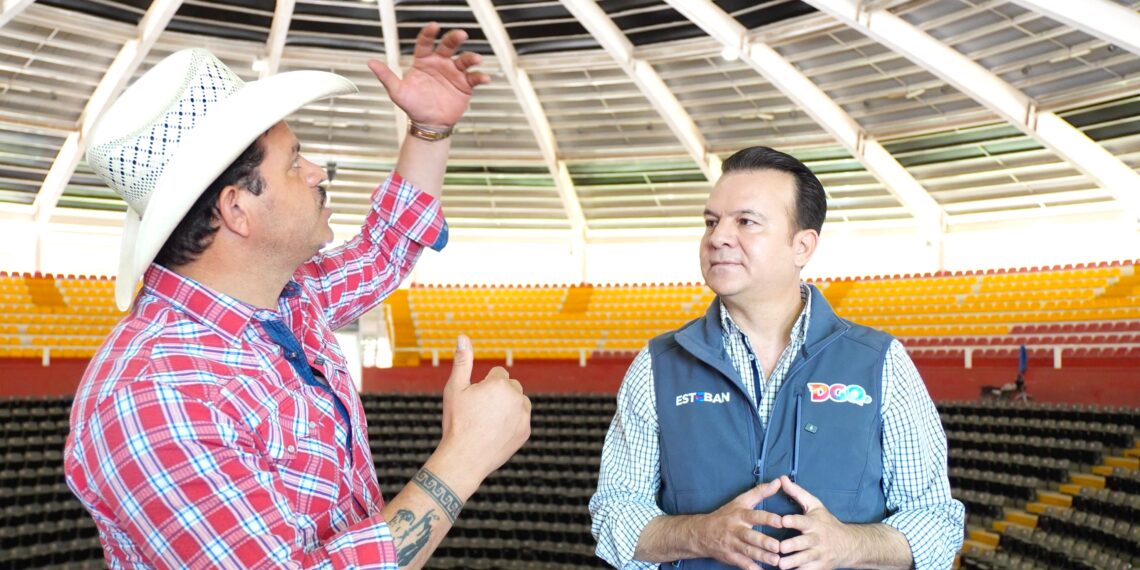 Las familias disfrutarán conciertos con mejor sonido en el Palenque de la Feria; supervisan Esteban y Lauro la restauración acústica del recinto