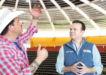 Las familias disfrutarán conciertos con mejor sonido en el Palenque de la Feria; supervisan Esteban y Lauro la restauración acústica del recinto