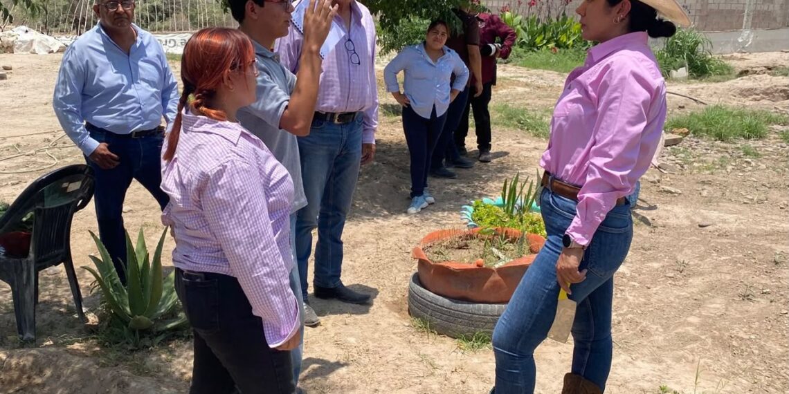 Betzabé Martínez convive con beneficiarios de huertos familiares de los ejidos Madrid, Arcinas y Jaboncillo