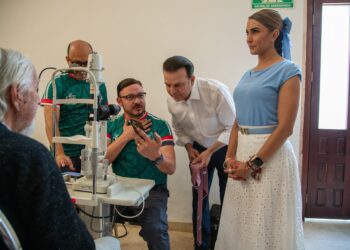 Con lágrimas en los ojos, pacientes recuperan la vista con cirugías gratuitas de cataratas del DIF Estatal