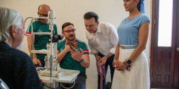 Con lágrimas en los ojos, pacientes recuperan la vista con cirugías gratuitas de cataratas del DIF Estatal
