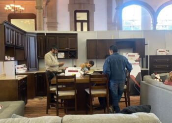 Industria mueblera mantiene empleos, pero descansa a 30% del personal por baja demanda
