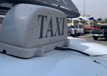 Denuncian largas esperas para conseguir taxis incluyentes en Durango