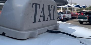 Denuncian largas esperas para conseguir taxis incluyentes en Durango
