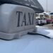 Denuncian largas esperas para conseguir taxis incluyentes en Durango