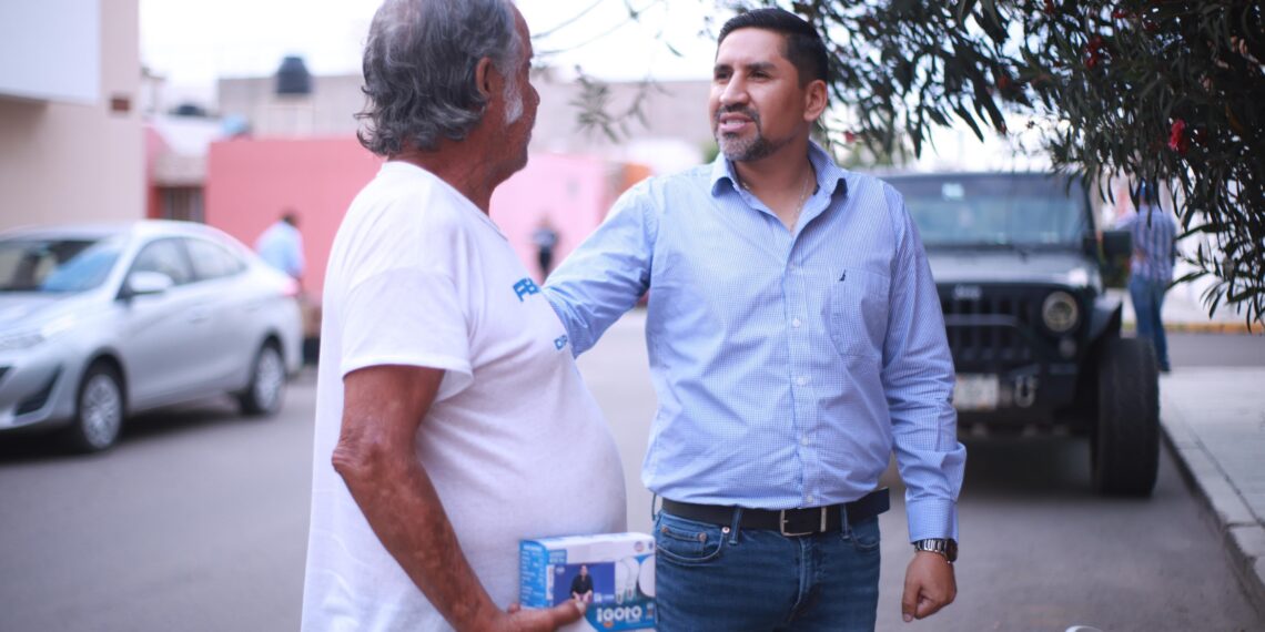 Impulsa Fernando Rocha el cuidado de la economía familiar con entrega de focos ahorradores en el Quinto Distrito
