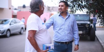 Impulsa Fernando Rocha el cuidado de la economía familiar con entrega de focos ahorradores en el Quinto Distrito