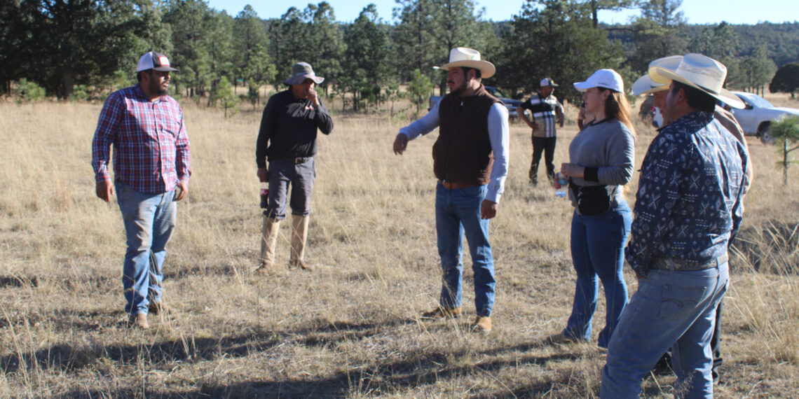 Supervisa Toño Ochoa captación de agua en bordos de abrevadero